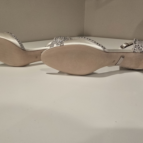 Badgley Mischka Gillian Ivory Ankle Strap Kitten Heels Womens 9.5 - Picture 6 of 11
